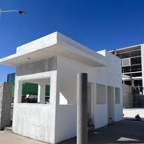 Caseta terminada en acceso industrial