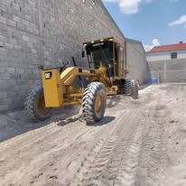 Motoconformadora trabajando en patio